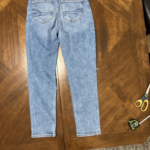 American Eagle Strigid Mom Jean Women Size 2 Reg Light Wash Denim Pant Comfort - Picture 2 of 7